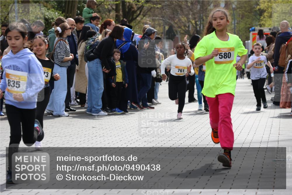 12.04.2026 - 45. Internationalen Wilhelmsburger Insellauf Strokosch-Dieckow http://msf.ph/oto/9490438 12.04.2026 14:22:19 Ziel 805, 272, 124, 731, 739, 580, 835, 752, 761, 559, 315, 973 meine-sportfotos.de