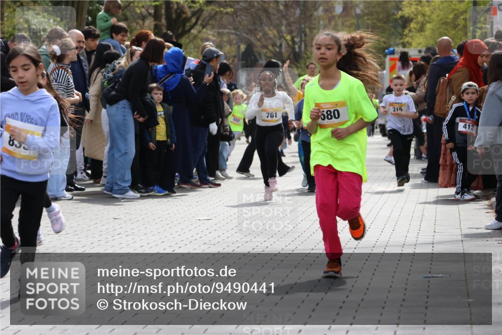 12.04.2026 - 45. Internationalen Wilhelmsburger Insellauf Strokosch-Dieckow http://msf.ph/oto/9490441 12.04.2026 14:22:19 Ziel 805, 272, 124, 731, 739, 580, 835, 752, 761, 559, 315, 973 meine-sportfotos.de