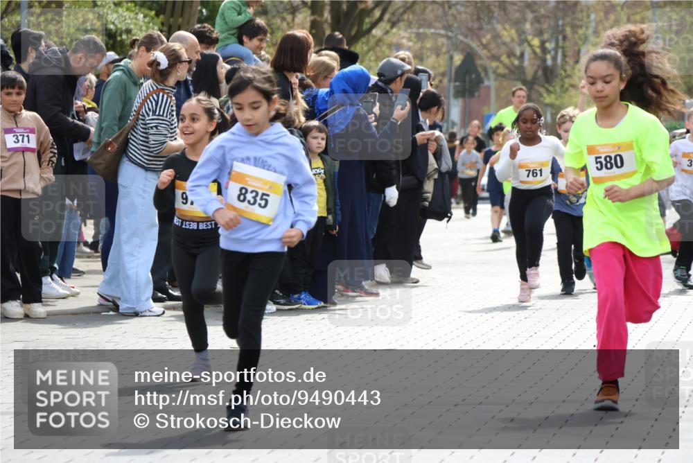 12.04.2026 - 45. Internationalen Wilhelmsburger Insellauf Strokosch-Dieckow http://msf.ph/oto/9490443 12.04.2026 14:22:18 Ziel 1620, 414, 805, 272, 124, 731, 739, 580, 835, 752, 761, 559 meine-sportfotos.de