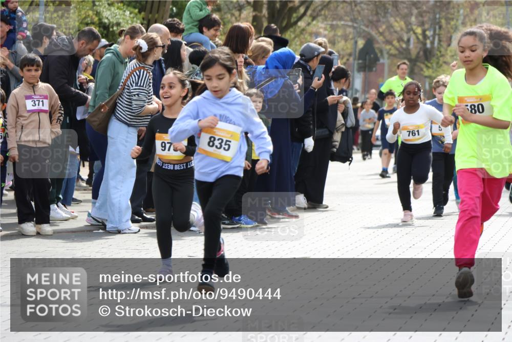 12.04.2026 - 45. Internationalen Wilhelmsburger Insellauf Strokosch-Dieckow http://msf.ph/oto/9490444 12.04.2026 14:22:18 Ziel 1620, 414, 805, 272, 124, 731, 739, 580, 835, 752, 761, 559 meine-sportfotos.de