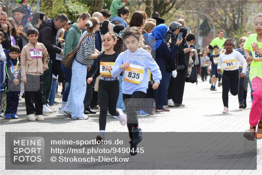 12.04.2026 - 45. Internationalen Wilhelmsburger Insellauf Strokosch-Dieckow http://msf.ph/oto/9490445 12.04.2026 14:22:18 Ziel 1620, 414, 805, 272, 124, 731, 739, 580, 835, 752, 761, 559 meine-sportfotos.de