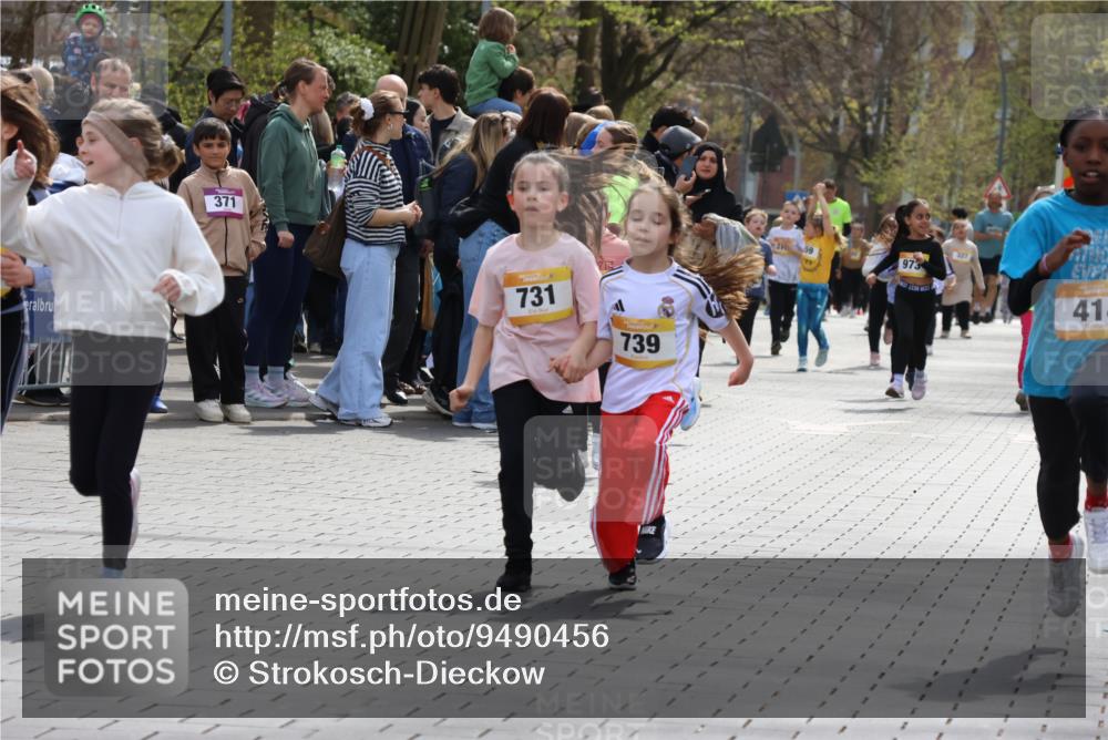 12.04.2026 - 45. Internationalen Wilhelmsburger Insellauf Strokosch-Dieckow http://msf.ph/oto/9490456 12.04.2026 14:22:13 Ziel 1615, 289, 668, 926, 981, 1620, 414, 805, 272, 124, 731, 739 meine-sportfotos.de