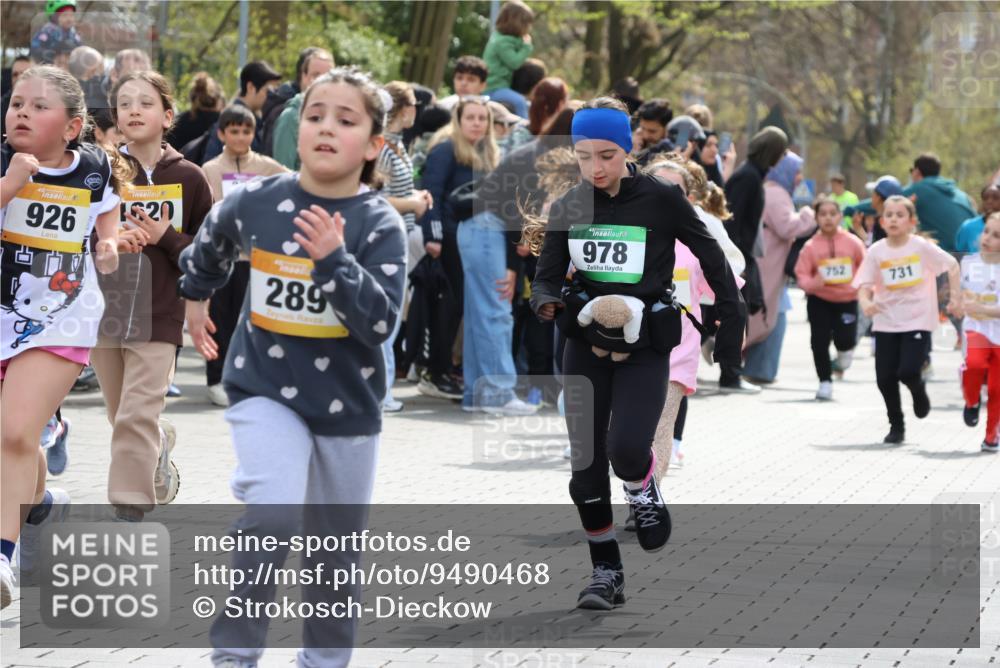 12.04.2026 - 45. Internationalen Wilhelmsburger Insellauf Strokosch-Dieckow http://msf.ph/oto/9490468 12.04.2026 14:22:09 Ziel 807, 685, 794, 1615, 289, 668, 926, 981, 1620, 414, 805, 272 meine-sportfotos.de