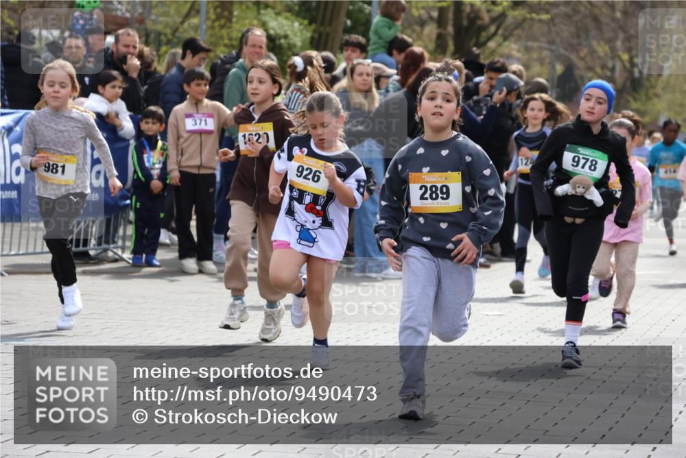 12.04.2026 - 45. Internationalen Wilhelmsburger Insellauf Strokosch-Dieckow http://msf.ph/oto/9490473 12.04.2026 14:22:08 Ziel 695, 798, 971, 807, 685, 794, 1615, 289, 668, 926, 981, 1620, 414, 805, 272 meine-sportfotos.de