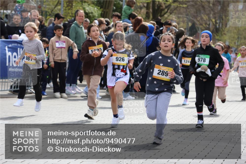 12.04.2026 - 45. Internationalen Wilhelmsburger Insellauf Strokosch-Dieckow http://msf.ph/oto/9490477 12.04.2026 14:22:08 Ziel 695, 798, 971, 807, 685, 794, 1615, 289, 668, 926, 981, 1620, 414, 805, 272 meine-sportfotos.de