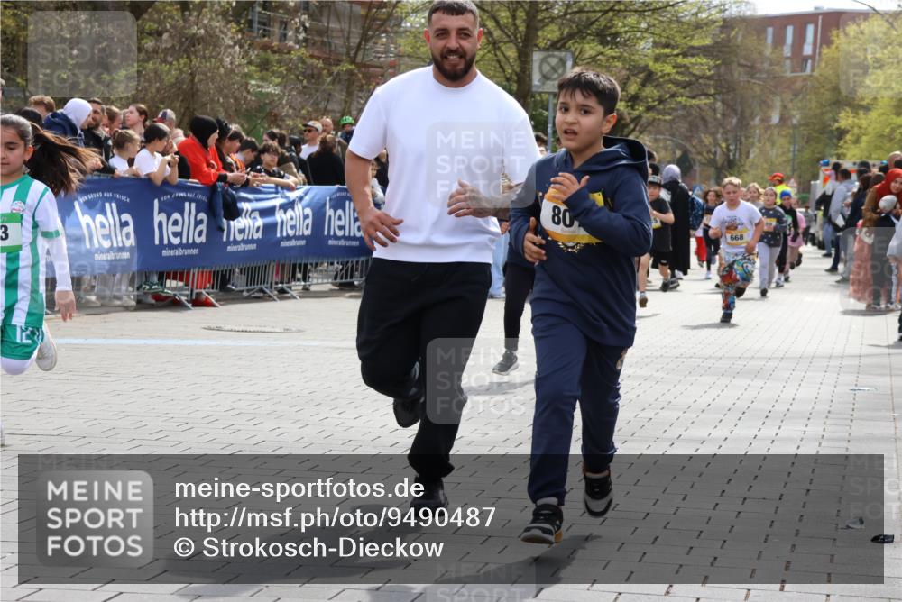 12.04.2026 - 45. Internationalen Wilhelmsburger Insellauf Strokosch-Dieckow http://msf.ph/oto/9490487 12.04.2026 14:22:03 Ziel 924, 824, 227, 636, 612, 321, 695, 798, 971, 807, 685, 794, 1615, 289, 668 meine-sportfotos.de