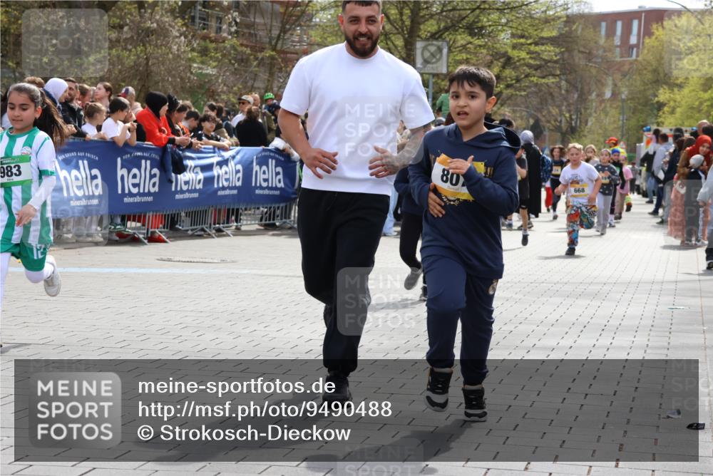 12.04.2026 - 45. Internationalen Wilhelmsburger Insellauf Strokosch-Dieckow http://msf.ph/oto/9490488 12.04.2026 14:22:03 Ziel 924, 824, 227, 636, 612, 321, 695, 798, 971, 807, 685, 794, 1615, 289, 668 meine-sportfotos.de