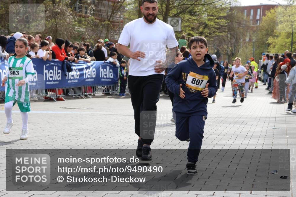 12.04.2026 - 45. Internationalen Wilhelmsburger Insellauf Strokosch-Dieckow http://msf.ph/oto/9490490 12.04.2026 14:22:03 Ziel 924, 824, 227, 636, 612, 321, 695, 798, 971, 807, 685, 794, 1615, 289, 668 meine-sportfotos.de