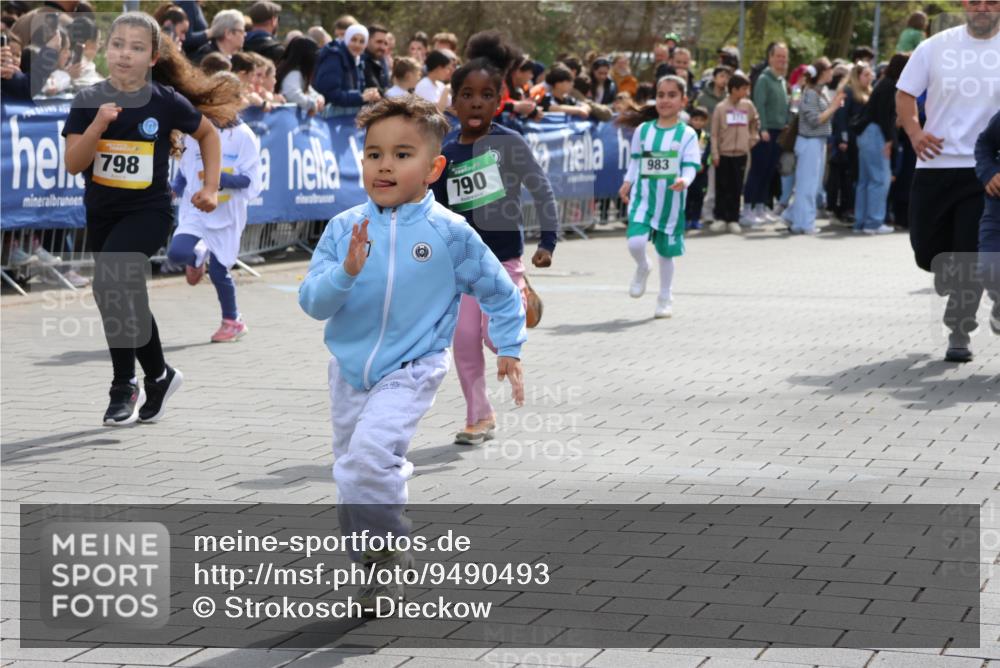 12.04.2026 - 45. Internationalen Wilhelmsburger Insellauf Strokosch-Dieckow http://msf.ph/oto/9490493 12.04.2026 14:22:01 Ziel 409, 595, 673, 924, 824, 227, 636, 612, 321, 695, 798, 971, 807, 685, 794 meine-sportfotos.de
