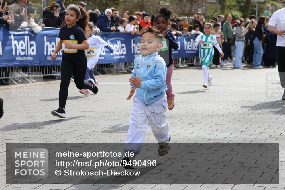 12.04.2026 - 45. Internationalen Wilhelmsburger Insellauf Strokosch-Dieckow http://msf.ph/oto/9490496 12.04.2026 14:22:01 Ziel 409, 595, 673, 924, 824, 227, 636, 612, 321, 695, 798, 971, 807, 685, 794 meine-sportfotos.de