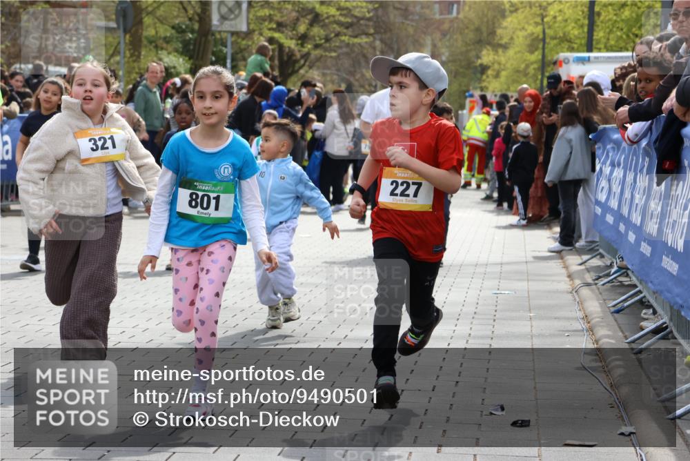12.04.2026 - 45. Internationalen Wilhelmsburger Insellauf Strokosch-Dieckow http://msf.ph/oto/9490501 12.04.2026 14:21:59 Ziel 814, 95, 409, 595, 673, 924, 824, 227, 636, 612, 321, 695, 798, 971, 807, 685 meine-sportfotos.de