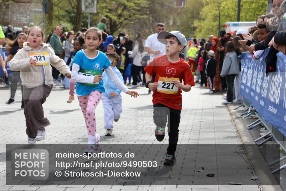 12.04.2026 - 45. Internationalen Wilhelmsburger Insellauf Strokosch-Dieckow http://msf.ph/oto/9490503 12.04.2026 14:21:59 Ziel 814, 95, 409, 595, 673, 924, 824, 227, 636, 612, 321, 695, 798, 971, 807, 685 meine-sportfotos.de