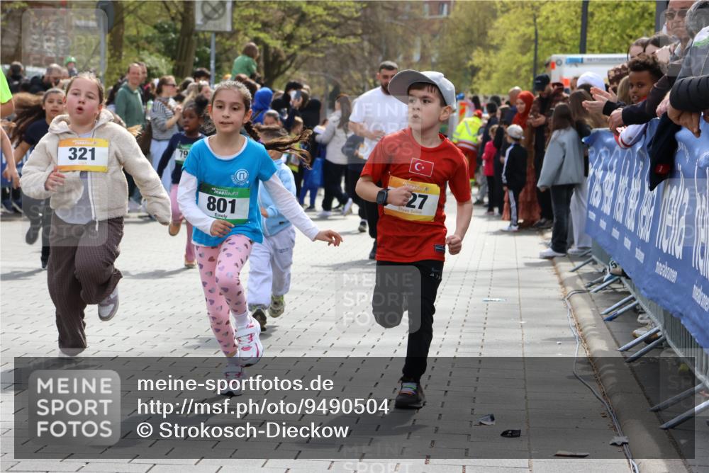 12.04.2026 - 45. Internationalen Wilhelmsburger Insellauf Strokosch-Dieckow http://msf.ph/oto/9490504 12.04.2026 14:21:59 Ziel 814, 95, 409, 595, 673, 924, 824, 227, 636, 612, 321, 695, 798, 971, 807, 685 meine-sportfotos.de