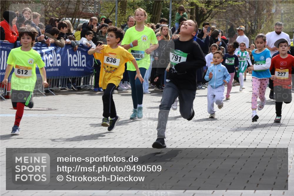 12.04.2026 - 45. Internationalen Wilhelmsburger Insellauf Strokosch-Dieckow http://msf.ph/oto/9490509 12.04.2026 14:21:57 Ziel 236, 810, 488, 814, 95, 409, 595, 673, 924, 824, 227, 636, 612, 321, 695, 798, 971, 807, 685 meine-sportfotos.de