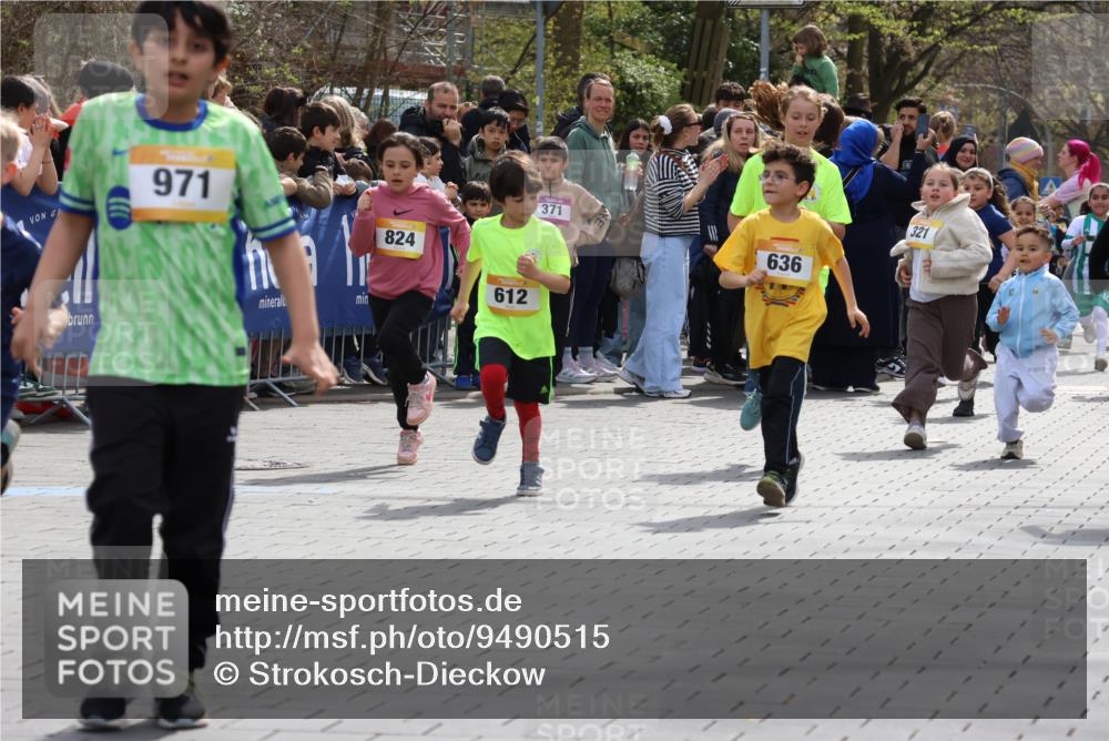 12.04.2026 - 45. Internationalen Wilhelmsburger Insellauf Strokosch-Dieckow http://msf.ph/oto/9490515 12.04.2026 14:21:56 Ziel 974, 482, 236, 810, 488, 814, 95, 409, 595, 673, 924, 824, 227, 636, 612, 321, 695, 798, 971 meine-sportfotos.de