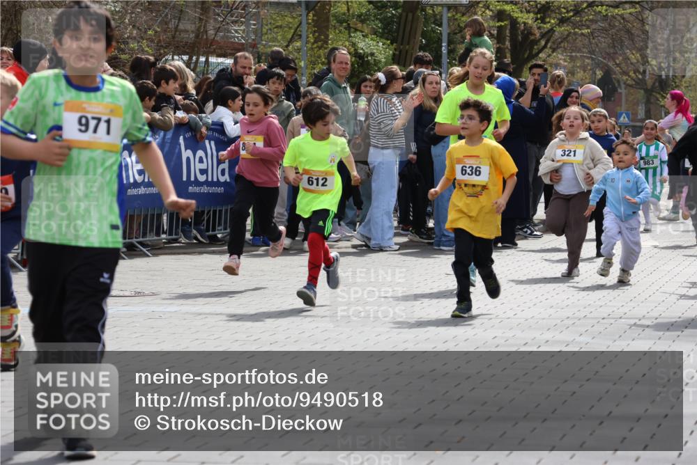 12.04.2026 - 45. Internationalen Wilhelmsburger Insellauf Strokosch-Dieckow http://msf.ph/oto/9490518 12.04.2026 14:21:56 Ziel 974, 482, 236, 810, 488, 814, 95, 409, 595, 673, 924, 824, 227, 636, 612, 321, 695, 798, 971 meine-sportfotos.de