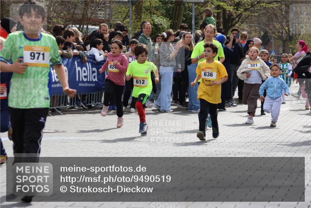 12.04.2026 - 45. Internationalen Wilhelmsburger Insellauf Strokosch-Dieckow http://msf.ph/oto/9490519 12.04.2026 14:21:56 Ziel 974, 482, 236, 810, 488, 814, 95, 409, 595, 673, 924, 824, 227, 636, 612, 321, 695, 798, 971 meine-sportfotos.de