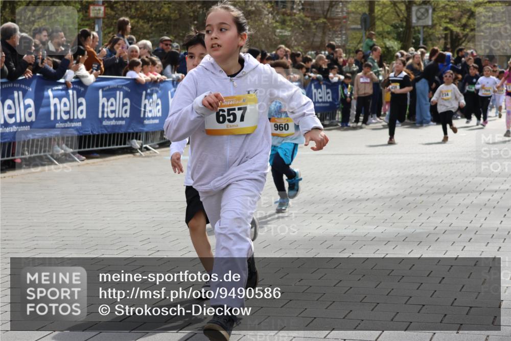 12.04.2026 - 45. Internationalen Wilhelmsburger Insellauf Strokosch-Dieckow http://msf.ph/oto/9490586 12.04.2026 14:21:38 Ziel 260, 957, 823, 117, 558, 267, 657, 698, 678, 279, 960, 838, 234, 111, 66, 136, 729, 769, 646, 159, 1622, 317, 283 meine-sportfotos.de