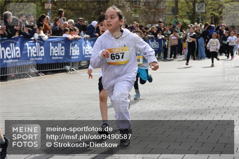 12.04.2026 - 45. Internationalen Wilhelmsburger Insellauf Strokosch-Dieckow http://msf.ph/oto/9490587 12.04.2026 14:21:38 Ziel 260, 957, 823, 117, 558, 267, 657, 698, 678, 279, 960, 838, 234, 111, 66, 136, 729, 769, 646, 159, 1622, 317, 283 meine-sportfotos.de