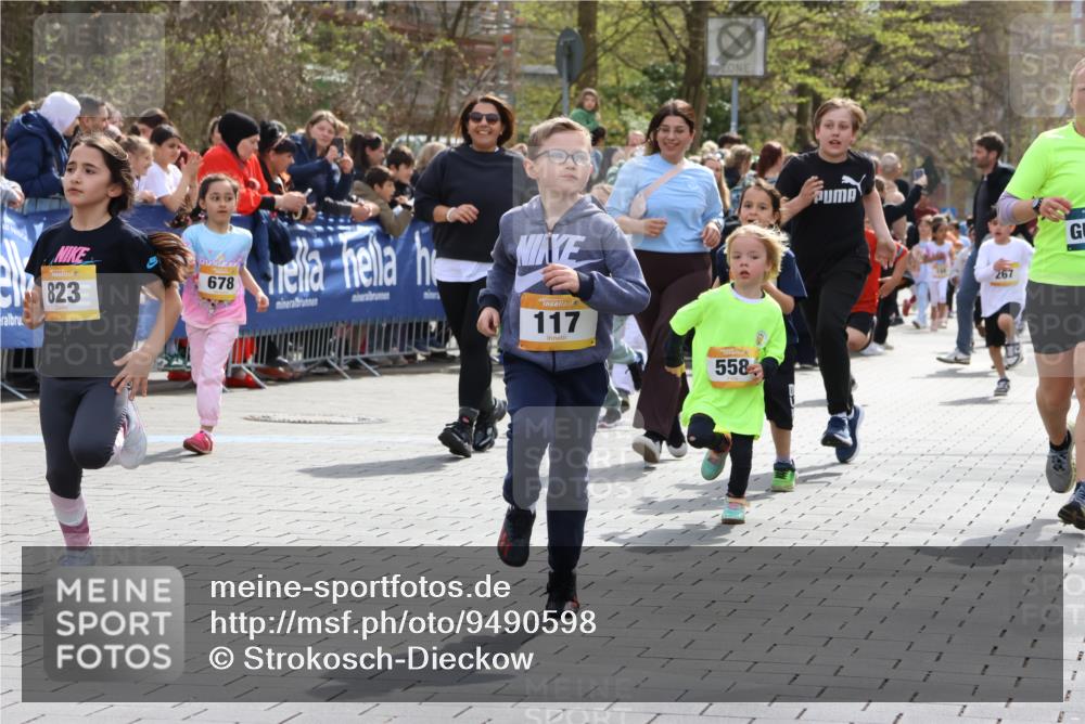 12.04.2026 - 45. Internationalen Wilhelmsburger Insellauf Strokosch-Dieckow http://msf.ph/oto/9490598 12.04.2026 14:21:33 Ziel 988, 964, 972, 1627, 951, 260, 957, 823, 117, 558, 267, 657, 698, 678, 279, 960 meine-sportfotos.de