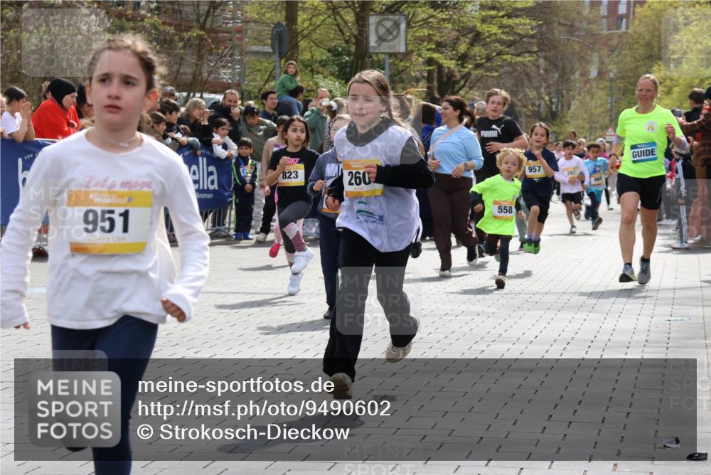 12.04.2026 - 45. Internationalen Wilhelmsburger Insellauf Strokosch-Dieckow http://msf.ph/oto/9490602 12.04.2026 14:21:32 Ziel 925, 253, 988, 964, 972, 1627, 951, 260, 957, 823, 117, 558, 267, 657, 698, 678, 279 meine-sportfotos.de