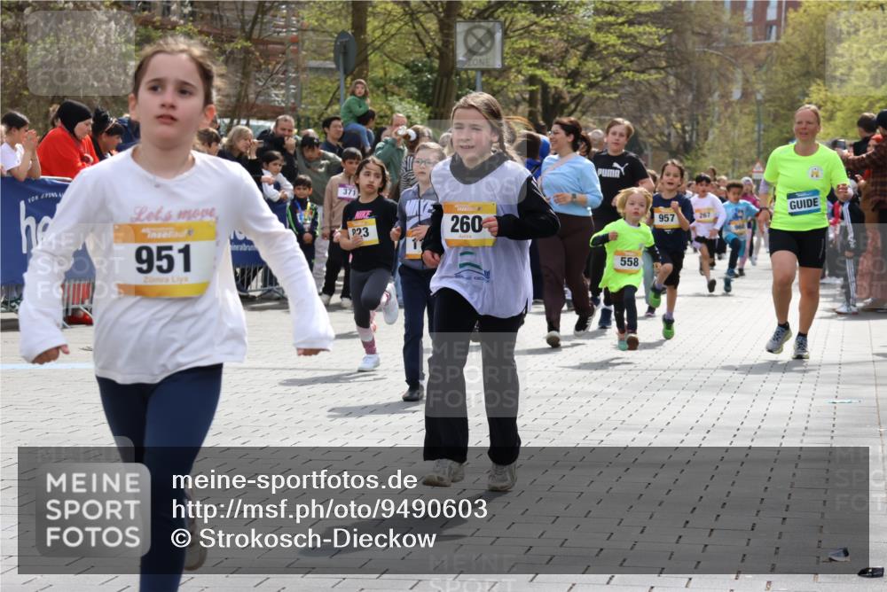 12.04.2026 - 45. Internationalen Wilhelmsburger Insellauf Strokosch-Dieckow http://msf.ph/oto/9490603 12.04.2026 14:21:32 Ziel 925, 253, 988, 964, 972, 1627, 951, 260, 957, 823, 117, 558, 267, 657, 698, 678, 279 meine-sportfotos.de