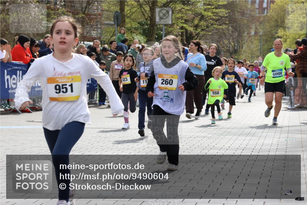 12.04.2026 - 45. Internationalen Wilhelmsburger Insellauf Strokosch-Dieckow http://msf.ph/oto/9490604 12.04.2026 14:21:32 Ziel 925, 253, 988, 964, 972, 1627, 951, 260, 957, 823, 117, 558, 267, 657, 698, 678, 279 meine-sportfotos.de