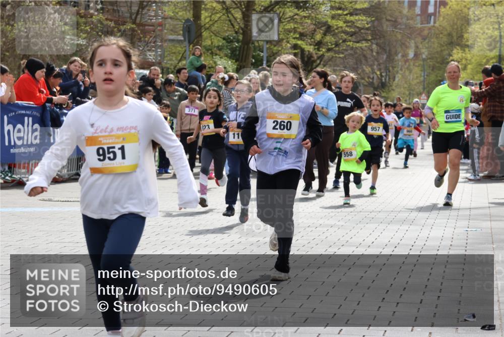 12.04.2026 - 45. Internationalen Wilhelmsburger Insellauf Strokosch-Dieckow http://msf.ph/oto/9490605 12.04.2026 14:21:32 Ziel 925, 253, 988, 964, 972, 1627, 951, 260, 957, 823, 117, 558, 267, 657, 698, 678, 279 meine-sportfotos.de