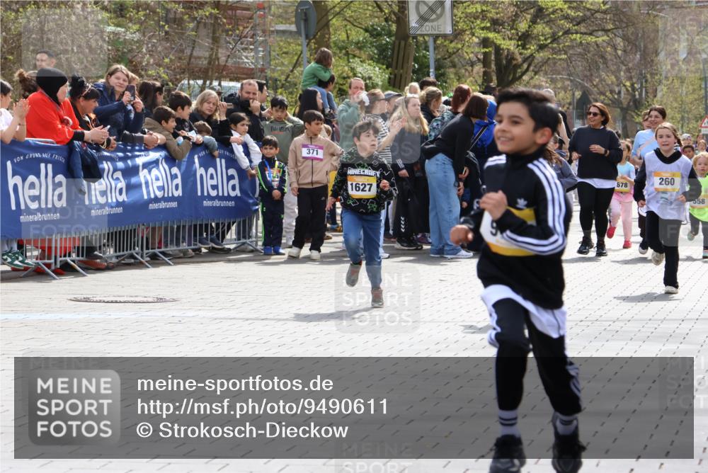 12.04.2026 - 45. Internationalen Wilhelmsburger Insellauf Strokosch-Dieckow http://msf.ph/oto/9490611 12.04.2026 14:21:29 Ziel 528, 797, 984, 811, 128, 828, 1005, 925, 253, 988, 964, 972, 1627, 951, 260, 957, 823, 117 meine-sportfotos.de