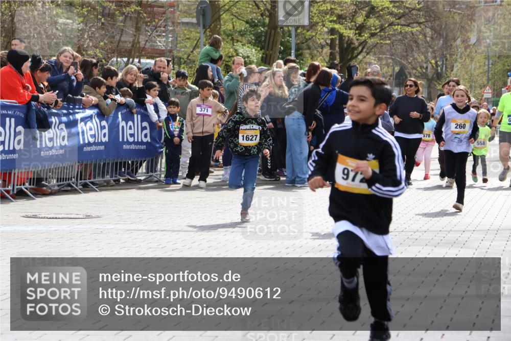 12.04.2026 - 45. Internationalen Wilhelmsburger Insellauf Strokosch-Dieckow http://msf.ph/oto/9490612 12.04.2026 14:21:29 Ziel 528, 797, 984, 811, 128, 828, 1005, 925, 253, 988, 964, 972, 1627, 951, 260, 957, 823, 117 meine-sportfotos.de