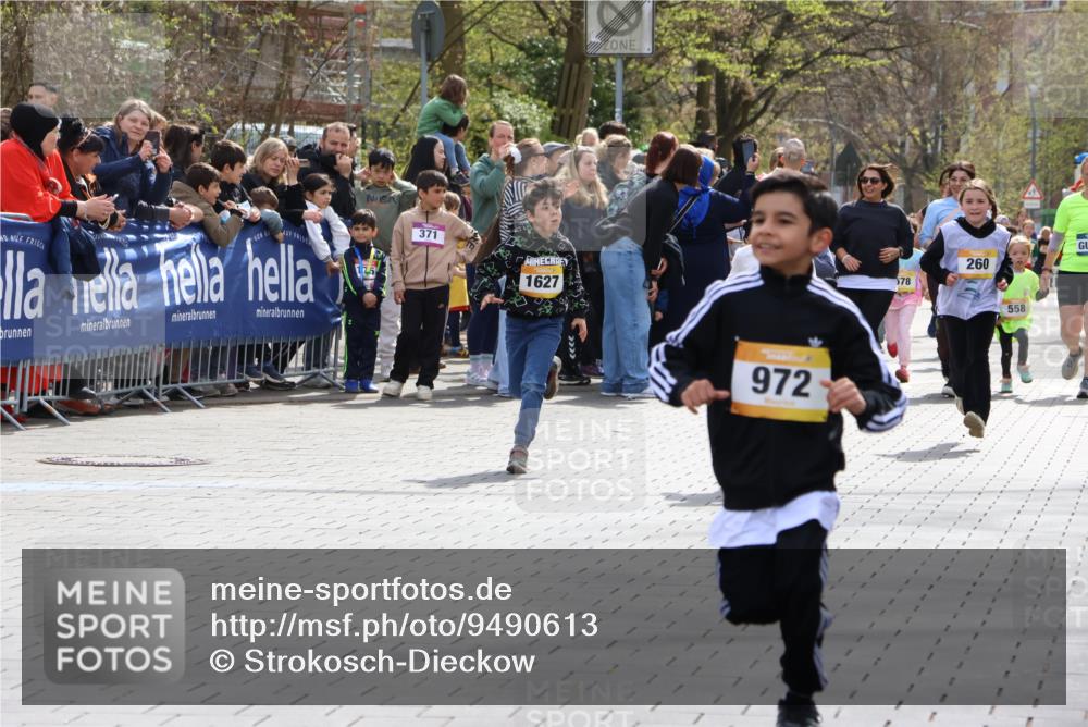 12.04.2026 - 45. Internationalen Wilhelmsburger Insellauf Strokosch-Dieckow http://msf.ph/oto/9490613 12.04.2026 14:21:28 Ziel 562, 309, 282, 528, 797, 984, 811, 128, 828, 1005, 925, 253, 988, 964, 972, 1627, 951, 260, 957, 823 meine-sportfotos.de