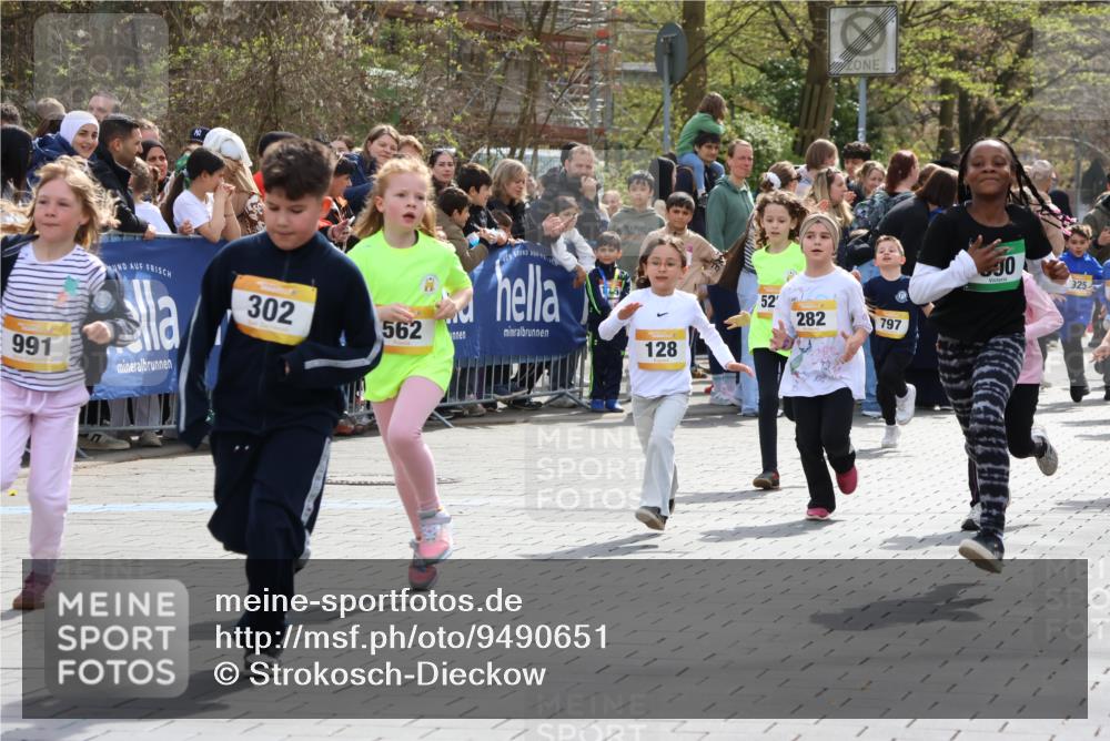 12.04.2026 - 45. Internationalen Wilhelmsburger Insellauf Strokosch-Dieckow http://msf.ph/oto/9490651 12.04.2026 14:21:20 Ziel 937, 263, 139, 1611, 629, 566, 564, 607, 980, 1630, 991, 302, 562, 309, 282, 528, 797, 984, 811, 128, 828, 1005, 925, 253 meine-sportfotos.de