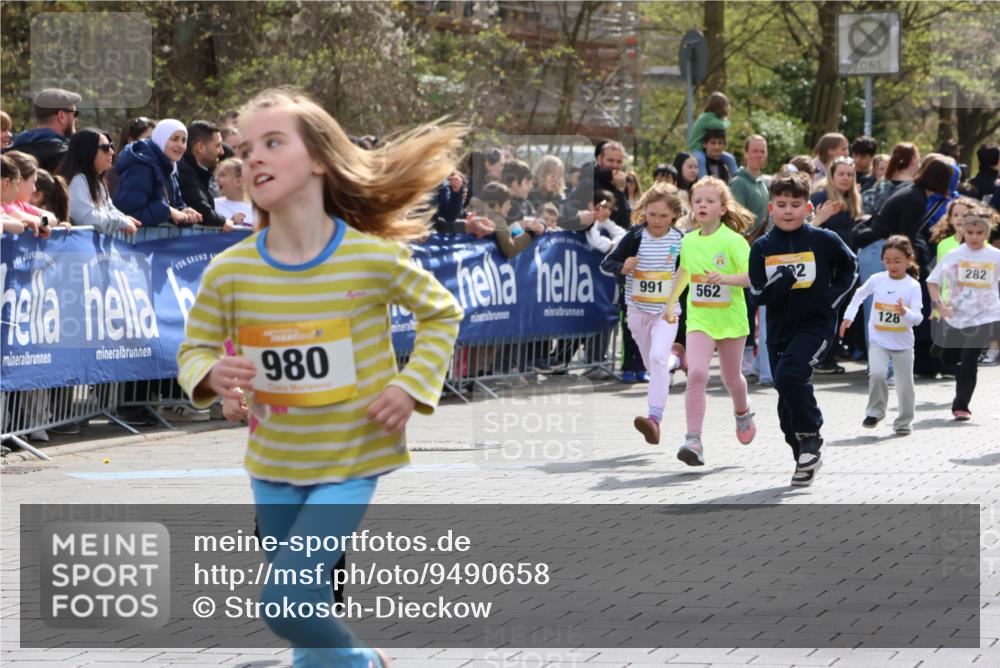 12.04.2026 - 45. Internationalen Wilhelmsburger Insellauf Strokosch-Dieckow http://msf.ph/oto/9490658 12.04.2026 14:21:19 Ziel 937, 263, 139, 1611, 629, 566, 564, 607, 980, 1630, 991, 302, 562, 309, 282, 528, 797, 984, 811, 128, 828, 1005 meine-sportfotos.de