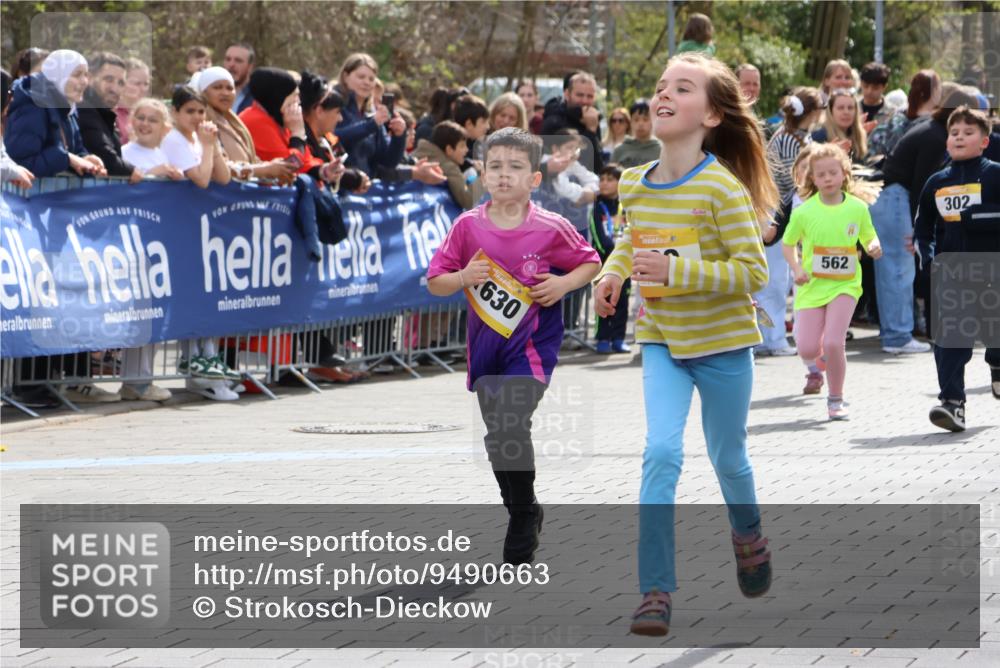 12.04.2026 - 45. Internationalen Wilhelmsburger Insellauf Strokosch-Dieckow http://msf.ph/oto/9490663 12.04.2026 14:21:18 Ziel 937, 263, 139, 1611, 629, 566, 564, 607, 980, 1630, 991, 302, 562, 309, 282, 528, 797, 984, 811, 128, 828 meine-sportfotos.de
