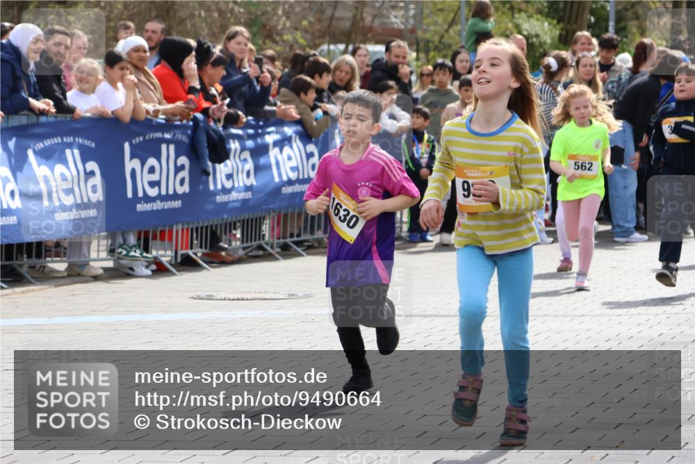 12.04.2026 - 45. Internationalen Wilhelmsburger Insellauf Strokosch-Dieckow http://msf.ph/oto/9490664 12.04.2026 14:21:18 Ziel 937, 263, 139, 1611, 629, 566, 564, 607, 980, 1630, 991, 302, 562, 309, 282, 528, 797, 984, 811, 128, 828 meine-sportfotos.de