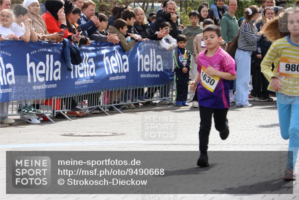 12.04.2026 - 45. Internationalen Wilhelmsburger Insellauf Strokosch-Dieckow http://msf.ph/oto/9490668 12.04.2026 14:21:17 Ziel 821, 99, 771, 62, 768, 937, 263, 139, 1611, 629, 566, 564, 607, 980, 1630, 991, 302, 562, 309, 282, 528 meine-sportfotos.de