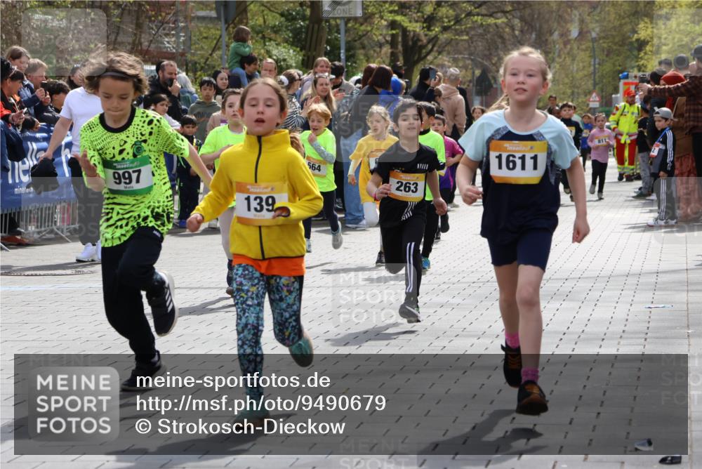 12.04.2026 - 45. Internationalen Wilhelmsburger Insellauf Strokosch-Dieckow http://msf.ph/oto/9490679 12.04.2026 14:21:14 Ziel 306, 1001, 130, 126, 460, 821, 99, 771, 62, 768, 937, 263, 139, 1611, 629, 566, 564, 607, 980, 1630, 991, 302 meine-sportfotos.de