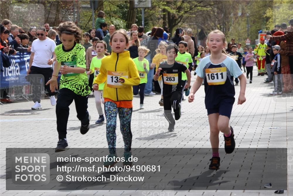 12.04.2026 - 45. Internationalen Wilhelmsburger Insellauf Strokosch-Dieckow http://msf.ph/oto/9490681 12.04.2026 14:21:13 Ziel 618, 241, 306, 1001, 130, 126, 460, 821, 99, 771, 62, 768, 937, 263, 139, 1611, 629, 566, 564, 607, 980 meine-sportfotos.de