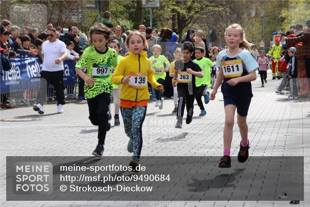 12.04.2026 - 45. Internationalen Wilhelmsburger Insellauf Strokosch-Dieckow http://msf.ph/oto/9490684 12.04.2026 14:21:13 Ziel 618, 241, 306, 1001, 130, 126, 460, 821, 99, 771, 62, 768, 937, 263, 139, 1611, 629, 566, 564, 607, 980 meine-sportfotos.de
