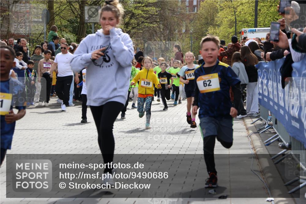 12.04.2026 - 45. Internationalen Wilhelmsburger Insellauf Strokosch-Dieckow http://msf.ph/oto/9490686 12.04.2026 14:21:11 Ziel 634, 812, 618, 241, 306, 1001, 130, 126, 460, 821, 99, 771, 62, 768, 937, 263, 139, 1611, 629, 566, 564, 607 meine-sportfotos.de