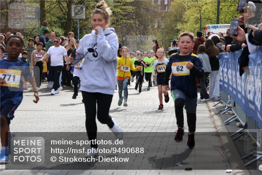 12.04.2026 - 45. Internationalen Wilhelmsburger Insellauf Strokosch-Dieckow http://msf.ph/oto/9490688 12.04.2026 14:21:11 Ziel 634, 812, 618, 241, 306, 1001, 130, 126, 460, 821, 99, 771, 62, 768, 937, 263, 139, 1611, 629, 566, 564, 607 meine-sportfotos.de
