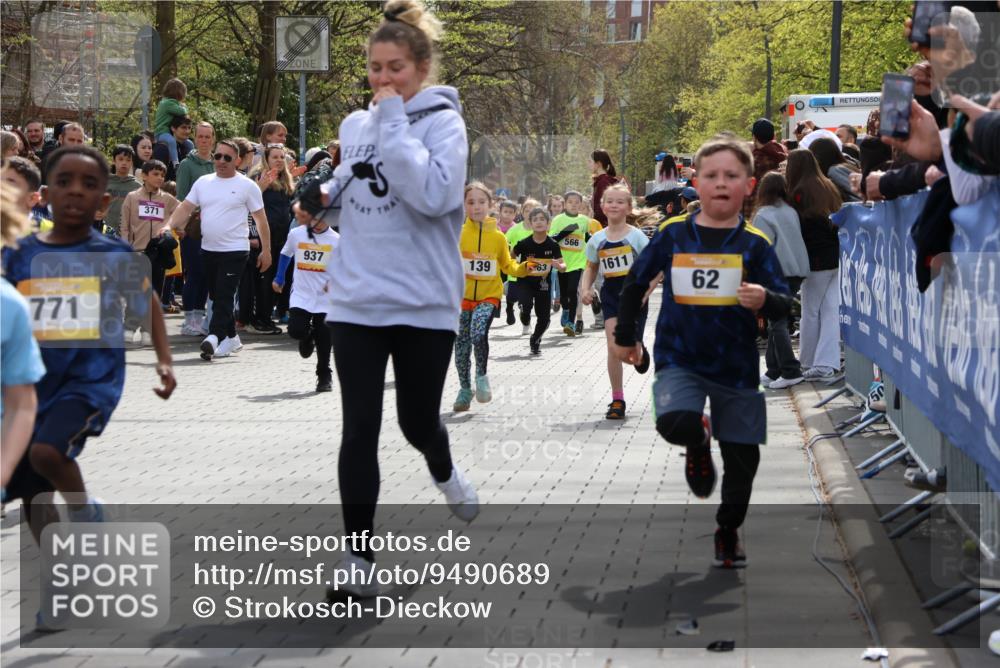 12.04.2026 - 45. Internationalen Wilhelmsburger Insellauf Strokosch-Dieckow http://msf.ph/oto/9490689 12.04.2026 14:21:11 Ziel 634, 812, 618, 241, 306, 1001, 130, 126, 460, 821, 99, 771, 62, 768, 937, 263, 139, 1611, 629, 566, 564, 607 meine-sportfotos.de