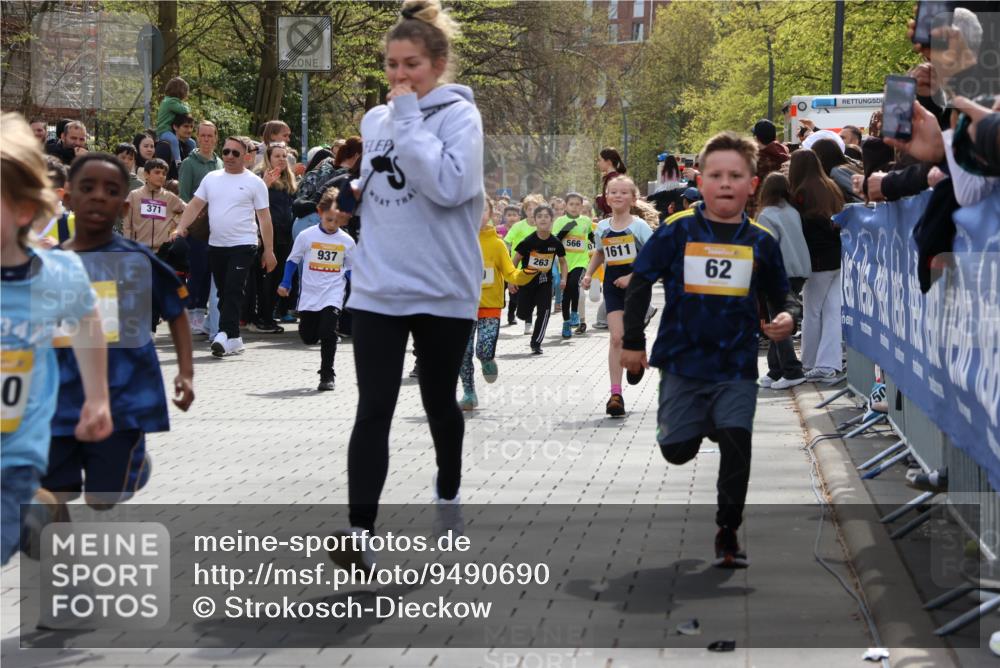 12.04.2026 - 45. Internationalen Wilhelmsburger Insellauf Strokosch-Dieckow http://msf.ph/oto/9490690 12.04.2026 14:21:11 Ziel 634, 812, 618, 241, 306, 1001, 130, 126, 460, 821, 99, 771, 62, 768, 937, 263, 139, 1611, 629, 566, 564, 607 meine-sportfotos.de