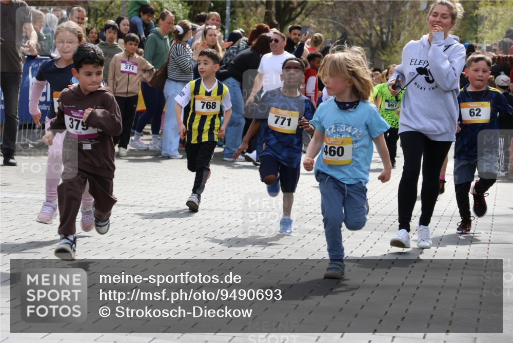 12.04.2026 - 45. Internationalen Wilhelmsburger Insellauf Strokosch-Dieckow http://msf.ph/oto/9490693 12.04.2026 14:21:09 Ziel 280, 149, 634, 812, 618, 241, 306, 1001, 130, 126, 460, 821, 99, 771, 62, 768, 937, 263, 139, 1611 meine-sportfotos.de