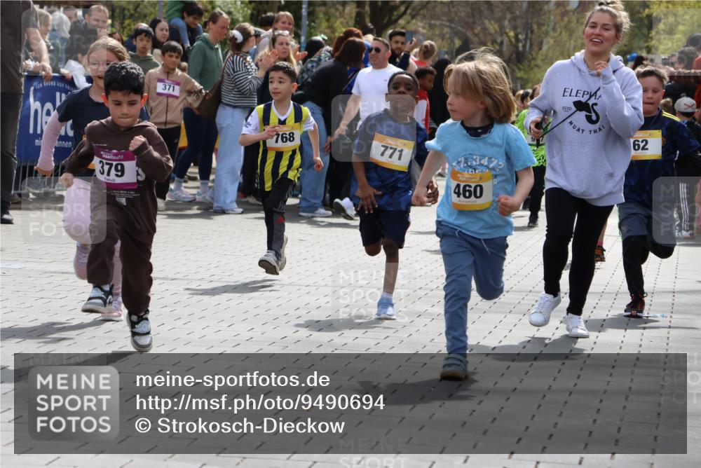 12.04.2026 - 45. Internationalen Wilhelmsburger Insellauf Strokosch-Dieckow http://msf.ph/oto/9490694 12.04.2026 14:21:09 Ziel 280, 149, 634, 812, 618, 241, 306, 1001, 130, 126, 460, 821, 99, 771, 62, 768, 937, 263, 139, 1611 meine-sportfotos.de