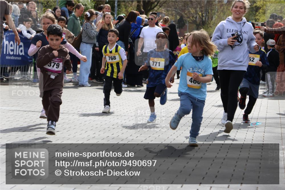 12.04.2026 - 45. Internationalen Wilhelmsburger Insellauf Strokosch-Dieckow http://msf.ph/oto/9490697 12.04.2026 14:21:09 Ziel 280, 149, 634, 812, 618, 241, 306, 1001, 130, 126, 460, 821, 99, 771, 62, 768, 937, 263, 139, 1611 meine-sportfotos.de