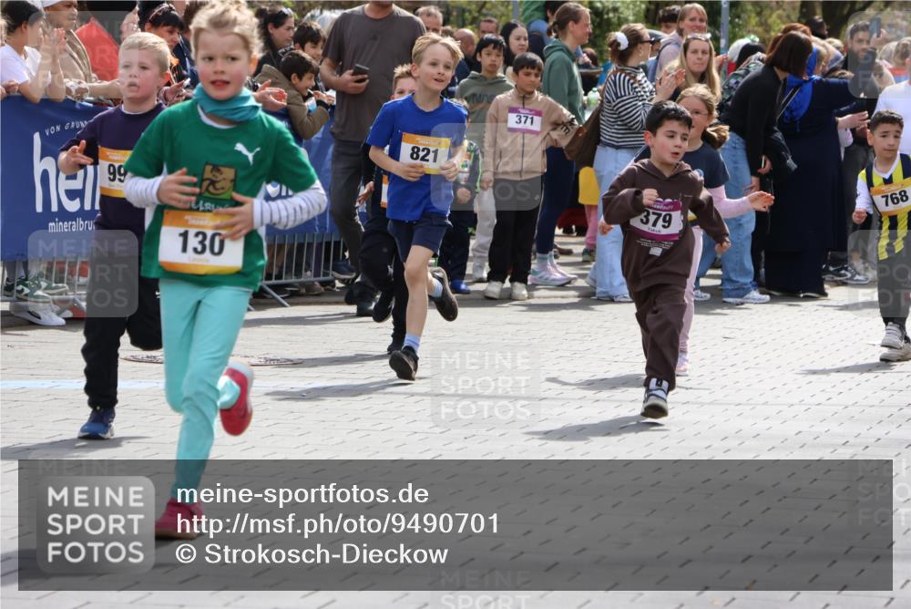12.04.2026 - 45. Internationalen Wilhelmsburger Insellauf Strokosch-Dieckow http://msf.ph/oto/9490701 12.04.2026 14:21:08 Ziel 280, 149, 634, 812, 618, 241, 306, 1001, 130, 126, 460, 821, 99, 771, 62, 768, 937, 263 meine-sportfotos.de