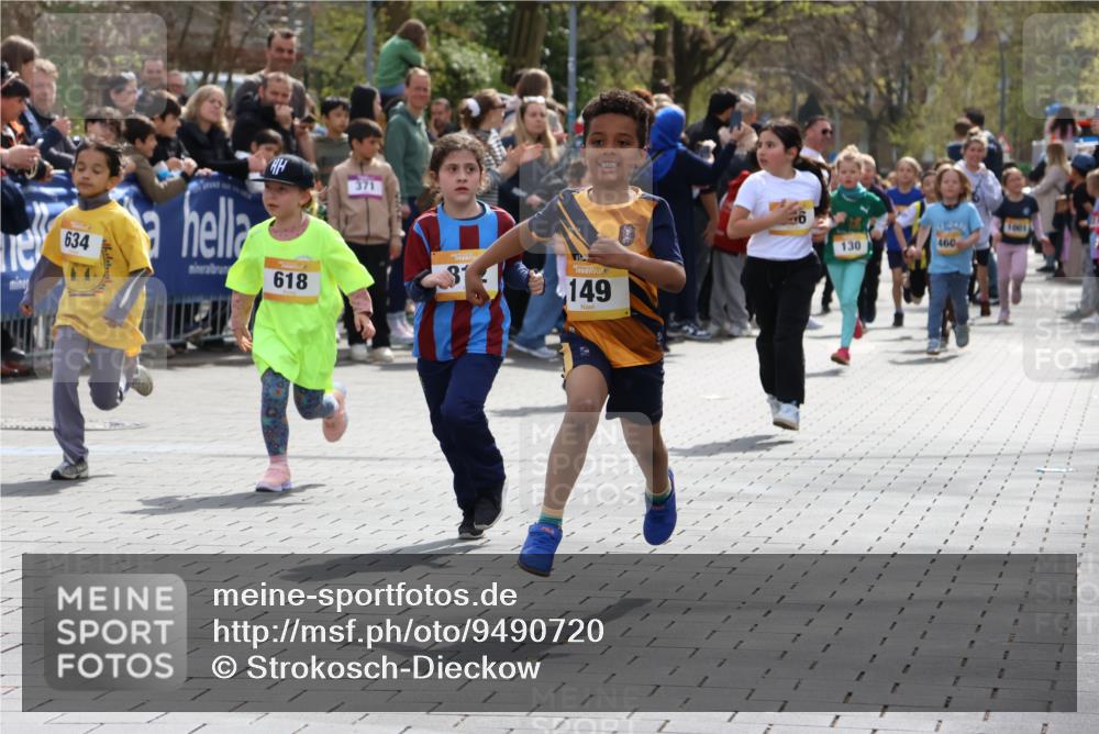 12.04.2026 - 45. Internationalen Wilhelmsburger Insellauf Strokosch-Dieckow http://msf.ph/oto/9490720 12.04.2026 14:21:03 Ziel 107, 818, 732, 756, 1603, 162, 280, 149, 634, 812, 618, 241, 306, 1001 meine-sportfotos.de