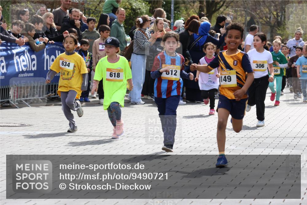 12.04.2026 - 45. Internationalen Wilhelmsburger Insellauf Strokosch-Dieckow http://msf.ph/oto/9490721 12.04.2026 14:21:02 Ziel 696, 107, 818, 732, 756, 1603, 162, 280, 149, 634, 812, 618, 241 meine-sportfotos.de