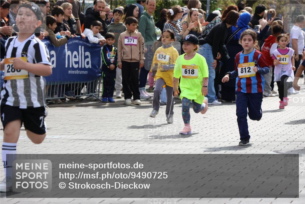 12.04.2026 - 45. Internationalen Wilhelmsburger Insellauf Strokosch-Dieckow http://msf.ph/oto/9490725 12.04.2026 14:21:01 Ziel 437, 1616, 692, 696, 107, 818, 732, 756, 1603, 162, 280, 149, 634, 812, 618, 241 meine-sportfotos.de